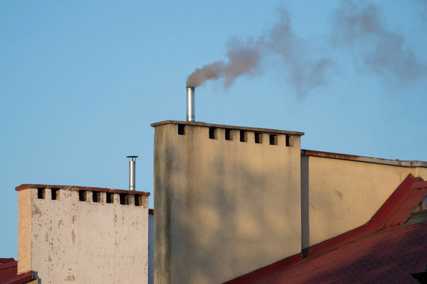 Ogrzewanie domów poprzez spalanie paliw stałych jest znaczącym źródłem zanieczyszczenia powietrza w Polsce. Ogrzewanie domów poprzez spalanie paliw stałych jest znaczącym źródłem zanieczyszczenia powietrza w Polsce.