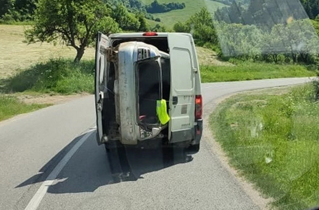 Osobówka transportowana w vanie