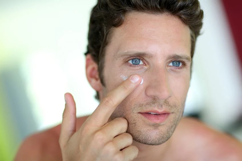 Mężczyźni obecnie dbają o wygląd i często sięgają po kosmetyki