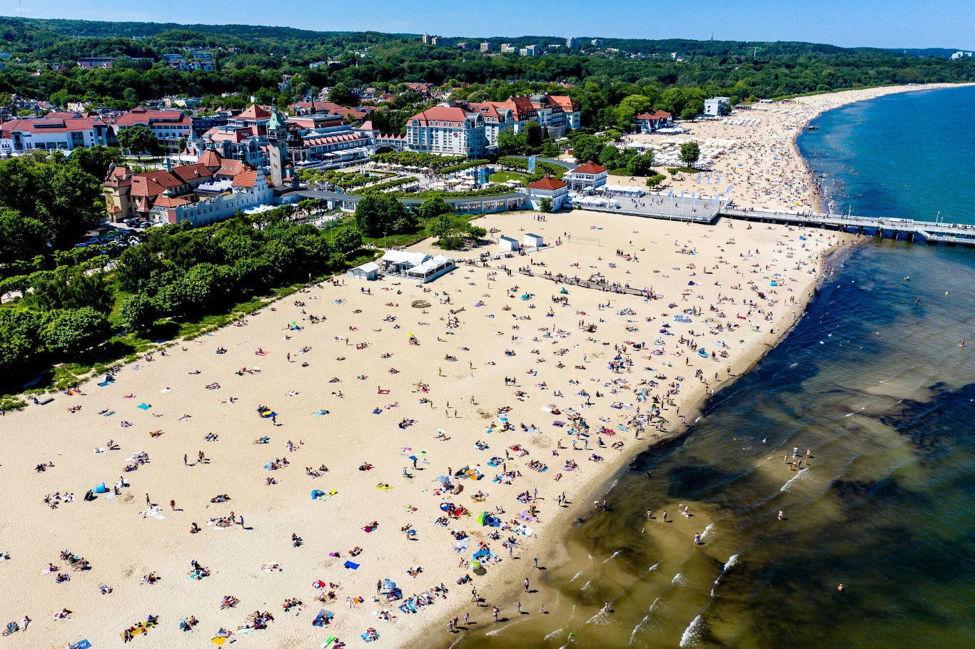 Upalnie będzie także nad morzem; na zdjęciu plaża w Sopocie Upalnie będzie także nad morzem; na zdjęciu plaża w Sopocie