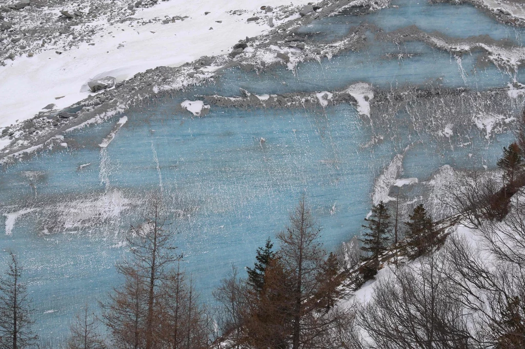 Lodowiec w Alpach, położony w pobliżu Mont Blanc (zdjęcie ilustracyjne).