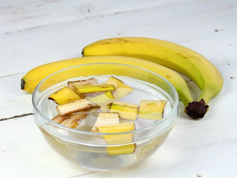 Wrzuć skórkę od banana do słoika i zalej wodą
