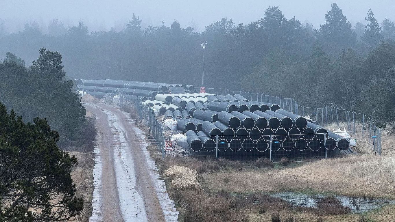Energinet odpowiada za budowę części Baltic Pipe od połączenia z gazociągiem Europipe II na Morzu Północnym, przez duński ląd aż po wybrzeże wysyp Zelandia. Od tego punktu za budowę, w tym położenie rury na dnie Bałtyku, odpowiada polski operator Gaz-System. Gazociąg podmorski między Europipe II a wybrzeżem Danii został położony w ostatnich tygodniach. Duńczycy zbudowali też już sporą część gazociągu na lądzie.  Jak zapewnił kilkanaście dni temu Gaz-System, na odcinkach, za które odpowiada, prace budowlane prowadzone zarówno na lądzie, jak i na Morzu Bałtyckim, przebiegają bez zakłóceń i są realizowane zgodnie z harmonogramem. Układanie rury na Bałtyku kontraktor Gaz-Systemu - Saipem - ma zacząć latem.