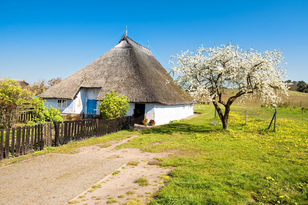 Najstarsze domy na wyspie są kryte jeszcze strzechą