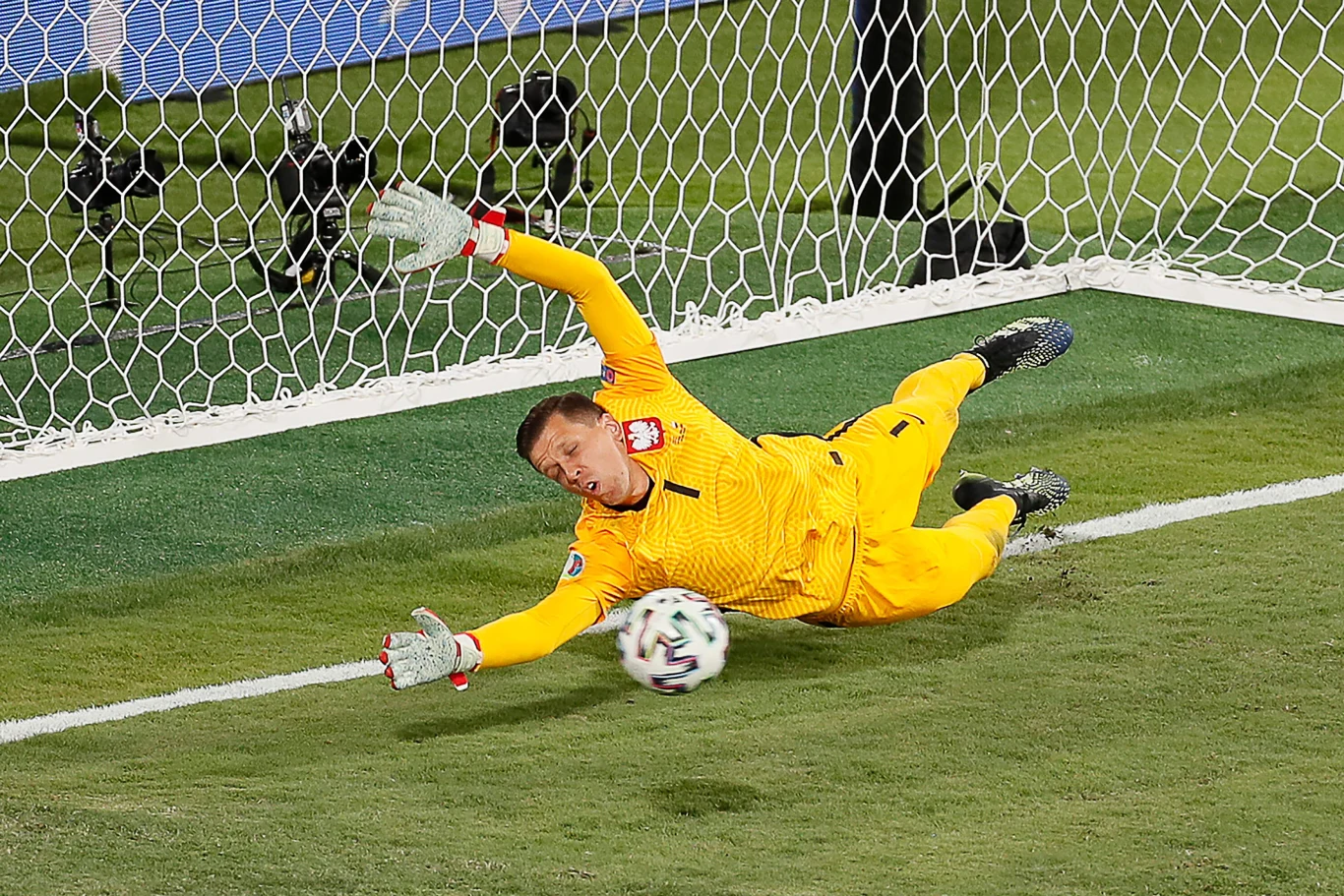 Wojciech Szczęsny. Na co dzień bramkarz Juventusu i reprezentacji Polski – podczas mistrzostw świata w Katarze nasz „minister obrony narodowej”. Na mundialu Wojciech Szczęsny wyczyniał cuda między słupkami, a bez jego genialnej formy o wyjściu z grupy moglibyśmy tylko pomarzyć. Także w klubie w wielu spotkaniach był kluczowy, ratując drużynę w trudnych sytuacjach. Mieć takiego bramkarza, to jak posiadać prawdziwy skarb.