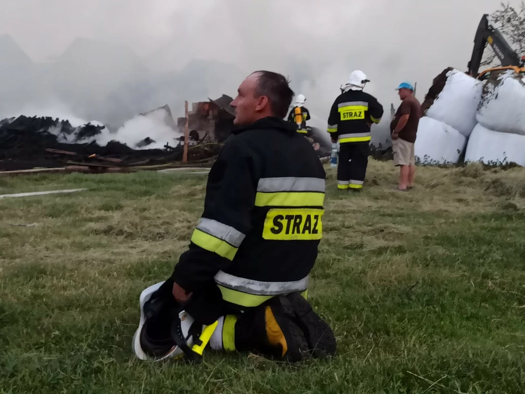 Informacja o pożarze dotarła do straży pożarnej w sobotę o godzinie 18:20.