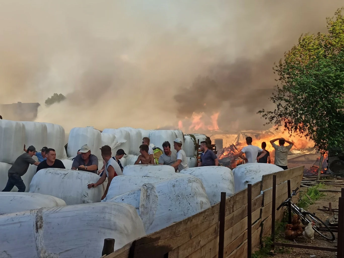 Policja pod nadzorem prokuratury będzie prowadziło śledztwo w sprawie przyczyn pożaru. Policja pod nadzorem prokuratury będzie prowadziło śledztwo w sprawie przyczyn pożaru.