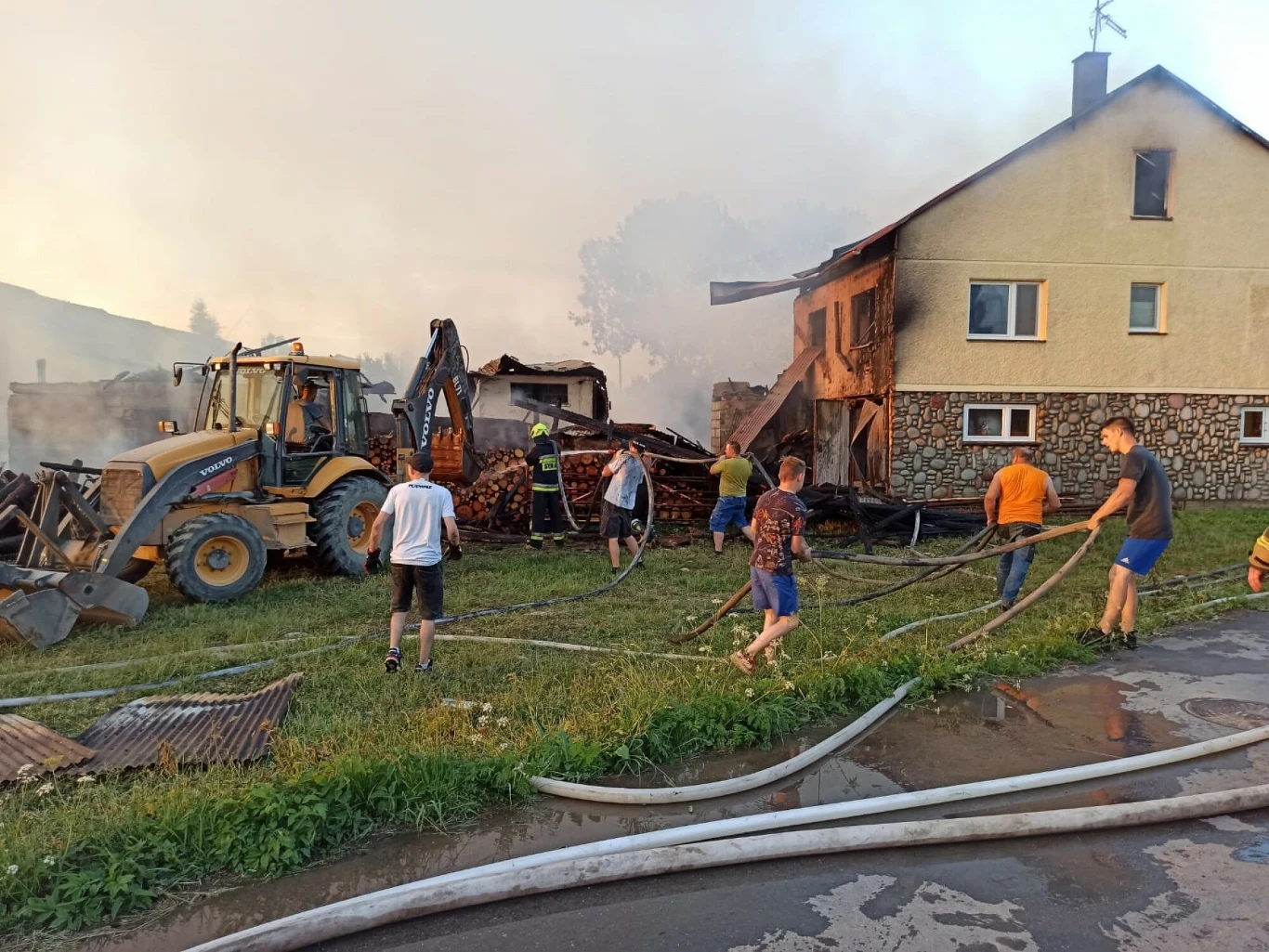 Gdzieniegdzie pojawiają się jeszcze zarzewia ognia, zwłaszcza w budynkach gospodarczych, gdzie w części składowane było siano. Gdzieniegdzie pojawiają się jeszcze zarzewia ognia, zwłaszcza w budynkach gospodarczych, gdzie w części składowane było siano.