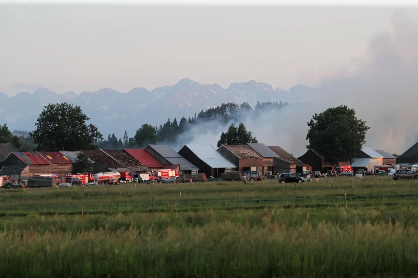 Spalone domy i zabudowania gospodarcze są pilnowane przez policję, a osoby postronne nie są wpuszczane w ich w pobliże Spalone domy i zabudowania gospodarcze są pilnowane przez policję, a osoby postronne nie są wpuszczane w ich w pobliże