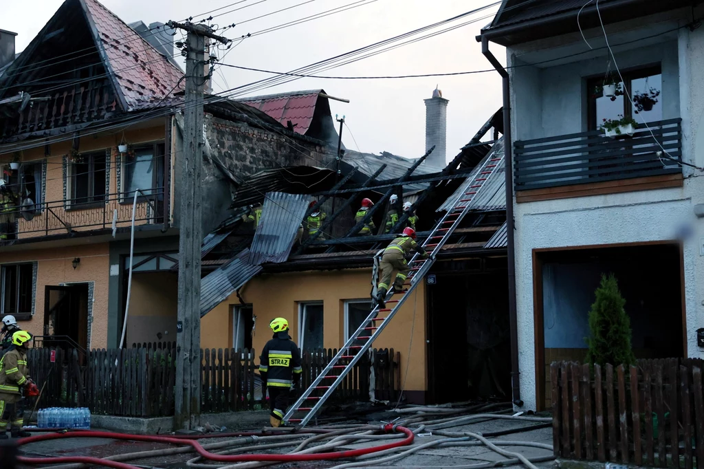 Straż kontynuuje prace rozbiórkowe spalonych budynków.
