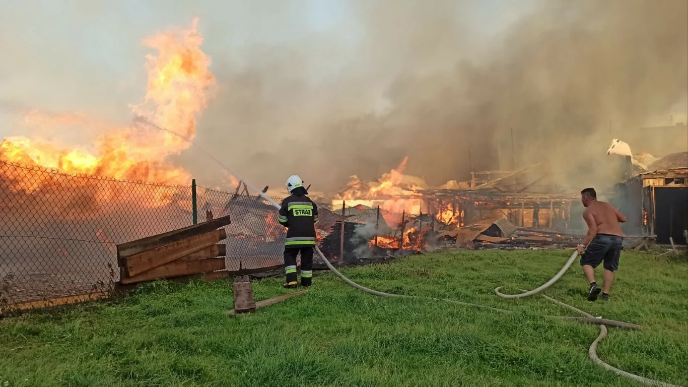 Ulica, na której w sobotę szalał pożar, jest zamknięta i również pilnowana przez policję. Ulica, na której w sobotę szalał pożar, jest zamknięta i również pilnowana przez policję.