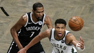 Giannis Antetokounmpo (z prawej) zdobył mniej punktów niż Kevin Durant, ale to właśnie ten pierwszy może cieszyć się z awansu swojej drużyny