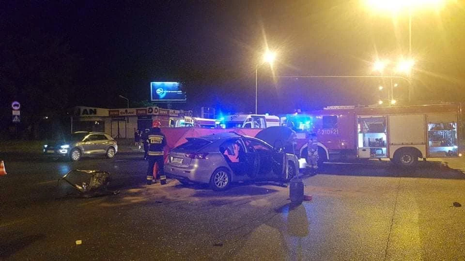 Dwie osoby zginęły po zderzeniu motocykla z autem osobowym (źródło: PSP w Łodzi) Dwie osoby zginęły po zderzeniu motocykla z autem osobowym (źródło: PSP w Łodzi)