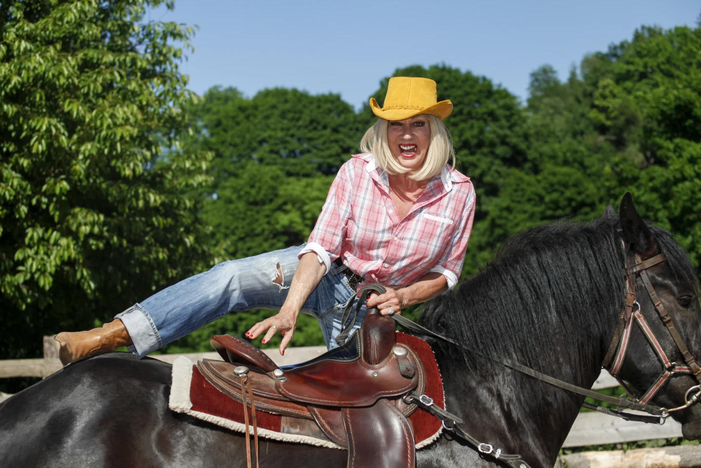 "Będąc zawodową tancerką, nie mogłam jeździć ani na nartach, ani konno, bo bałam się kontuzji, która przekreśliłaby moją pracę. Przyszedł jednak czas i na te pasje. Nauczyłam się jazdy na nartach i jazdy konno. Kocham to!" - mówi seniorka.
