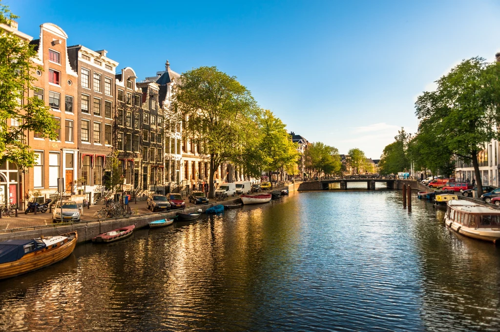 W holenderskiej stolicy znajduje się ponad 160 kanałów. Niekontrolowany wzrost poziomu wody o metr może oznaczać dla miasta katastrofę