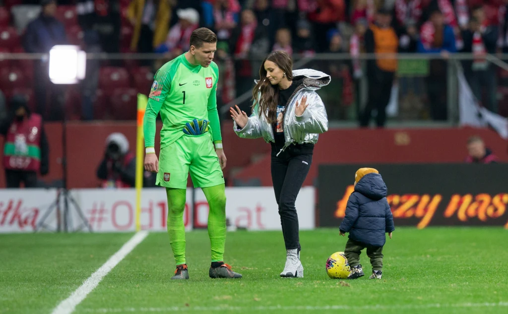 Wojciech Szczęsny z żoną Mariną i synem Liamem