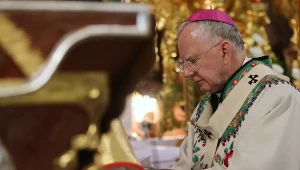 Metropolita krakowski abp Marek Jędraszewski przewodniczy mszy świętej sprawowane w kościele pw. św. Katarzyny Aleksandryjskiej we wsi Nowa Biała