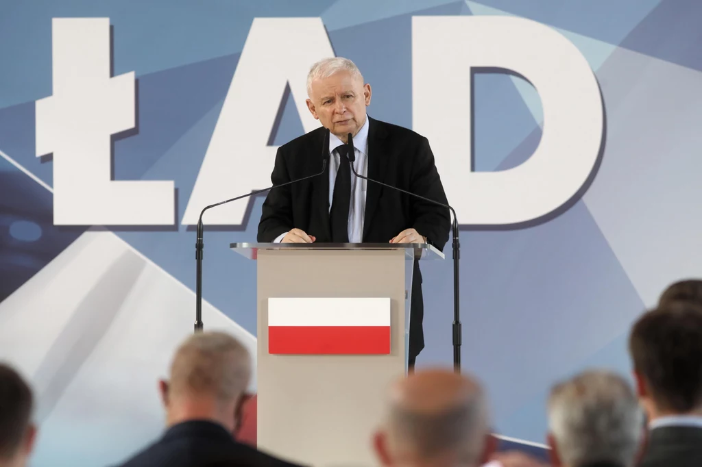 Wicepremier, prezes PiS Jarosław Kaczyński podczas spotkania w Zespole Szkół Ogólnokształcących i Policealnych w miejscowości Wysokie Mazowieckie Wicepremier, prezes PiS Jarosław Kaczyński podczas spotkania w Zespole Szkół Ogólnokształcących i Policealnych w miejscowości Wysokie Mazowieckie