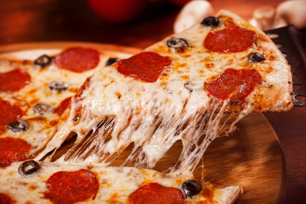 Domowa pizza ma wielu fanów, a jej wykonanie w domowym zaciszu nie musi być trudne 