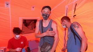 Akcja skierowana jest w szczególności dla osób będących w kryzysie bezdomności, przebywających na terenie miasta. Osoby bezdomne otrzymają też ciepły posiłek i dodatkową żywność.