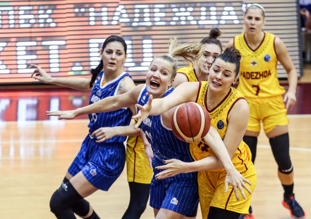 Ksenia Tichonienko (żółty strój, na pierwszym planie)