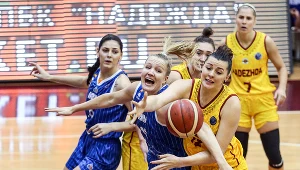 Ksenia Tichonienko (żółty strój, na pierwszym planie)