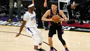 Devin Booker (z piłką)