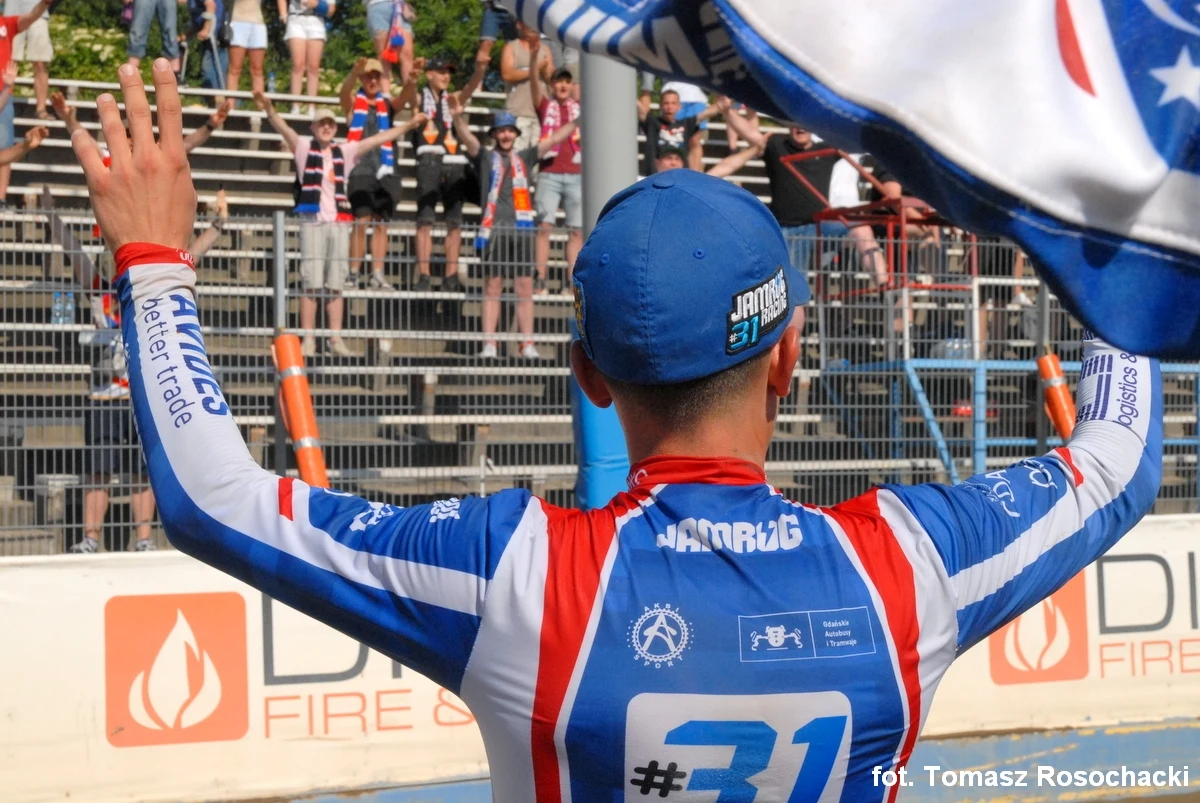 Jakub Jamróg dziękujący kibicom po meczu