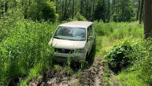 Złodzieje porzucili samochód w lesie