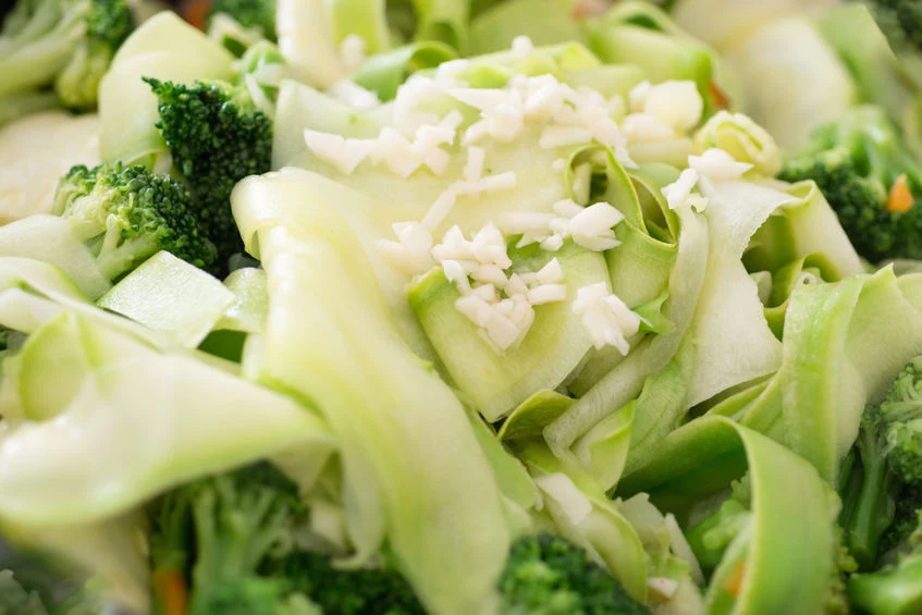 Jak podawać brokuły? Można serwować je surowe albo gotowane!