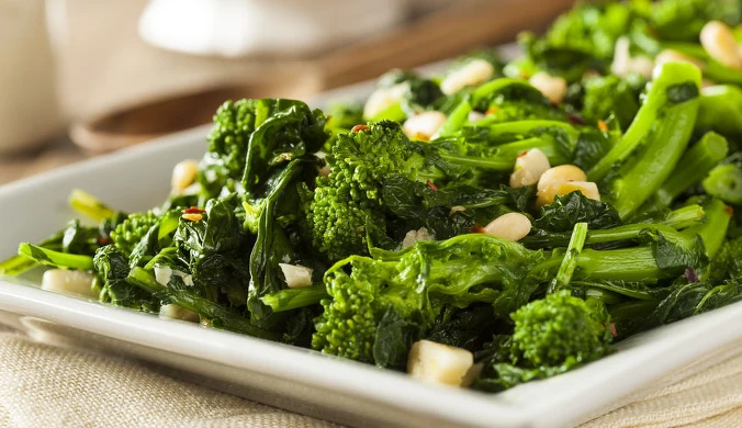 W kuchni włoskiej często podaje się je z oliwą, czosnkiem i odrobiną chili