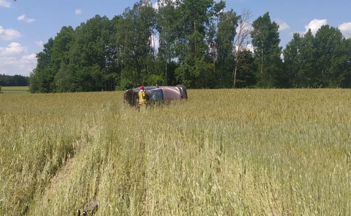 Samochód dachował w polu...