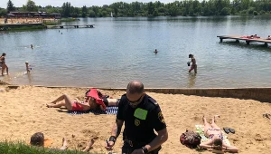 Mężczyzna fotografował na Bagrach dziewczynki ubrane w kostiumy kąpielowe, kadrując ich części intymne. Został zatrzymany.