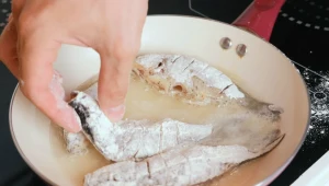 Nie lubisz zapachu smażonej ryby? Wymocz ją w tym, a uciążliwy problem zniknie