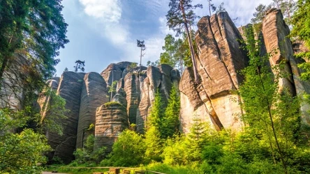 Skalne miasto w Adršpachu znajduje się niepodal polskiej granicy. 