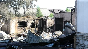 Spłonęło lub zostało uszkodzonych około 50 obiektów gospodarczych.