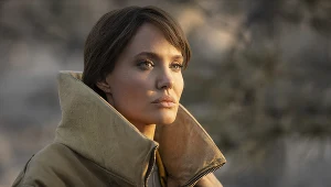 Mimo że gra główną bohaterkę, postać Angeliny Jolie jest najbardziej zbędną w filmie "Ci, którzy życzą mi śmierci"