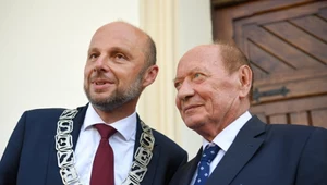 Nowy prezydent Rzeszowa Konrad Fijołek (L) i były prezydent miasta Tadeusz Ferenc (P) po uroczystości zaprzysiężenia