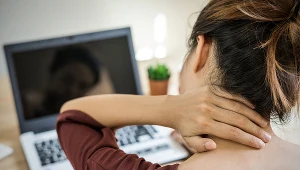 Dyskopatia szyjna może być skutkiem trybu życia - długie siedzenie przed komputerem to częsta przyczyna tej dolegliwości