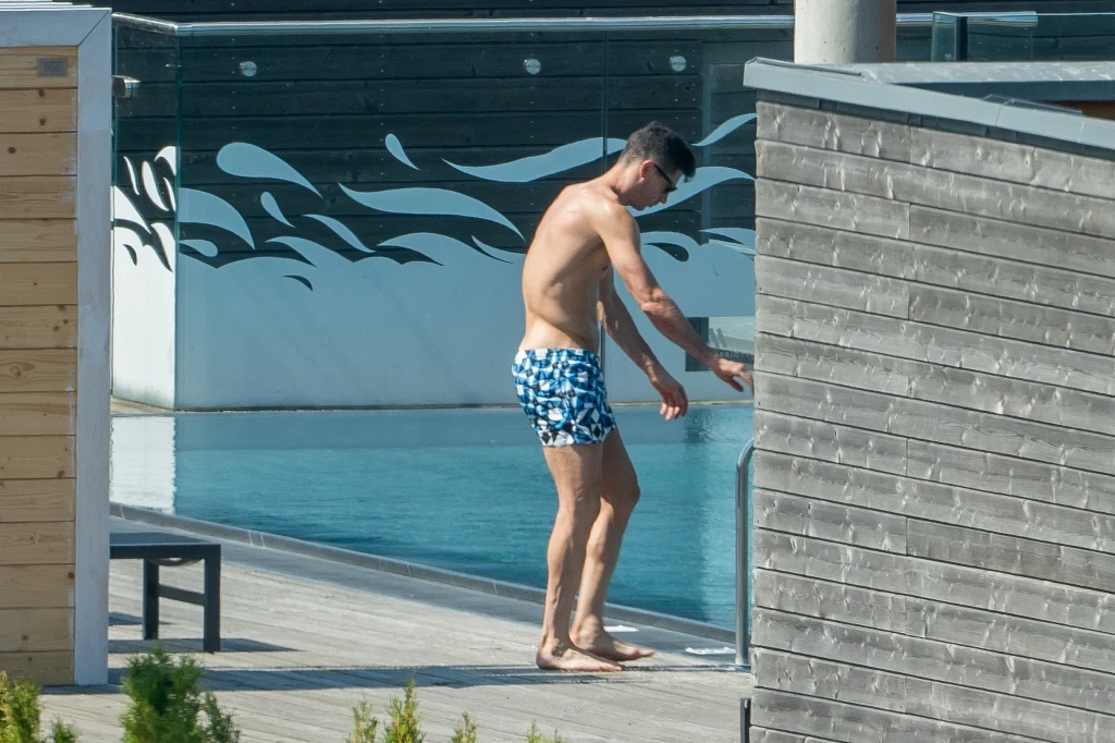 Robert Lewandowski nad basenem Robert Lewandowski nad basenem