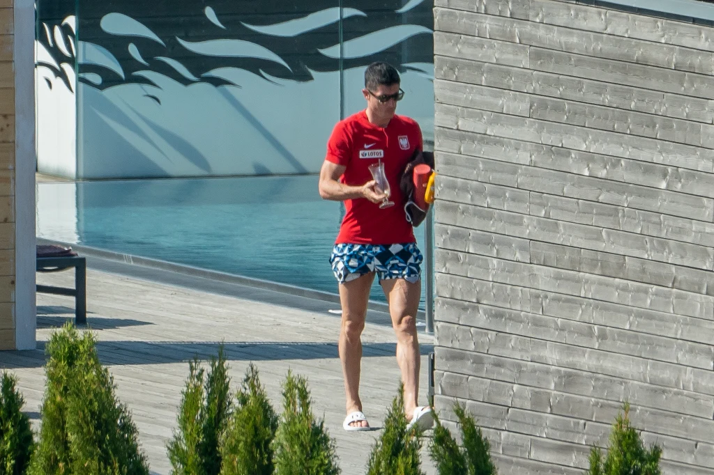 Robert Lewandowski nad basenem Robert Lewandowski nad basenem