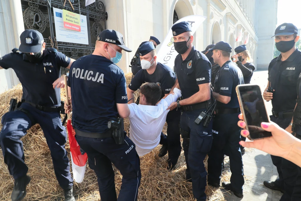 Policjanci wynieśli lidera AgroUnii po ok. 30 minutach Policjanci wynieśli lidera AgroUnii po ok. 30 minutach