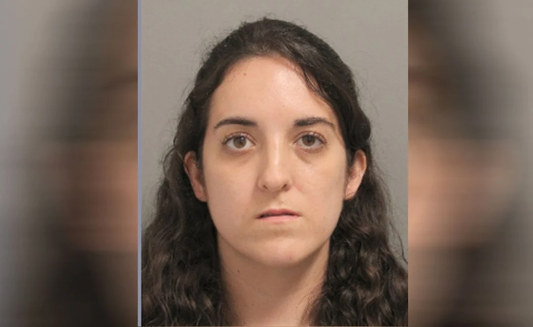 Nauczycielka uprawiała seks z 16-latkiem na tylnym siedzeniu jej samochodu Nauczycielka uprawiała seks z 16-latkiem na tylnym siedzeniu jej samochodu