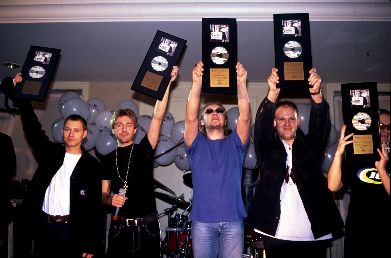 Andrzej Piaseczny i Mafia odbierają Złotą Płytę za "Gabinety" Andrzej Piaseczny i Mafia odbierają Złotą Płytę za "Gabinety"