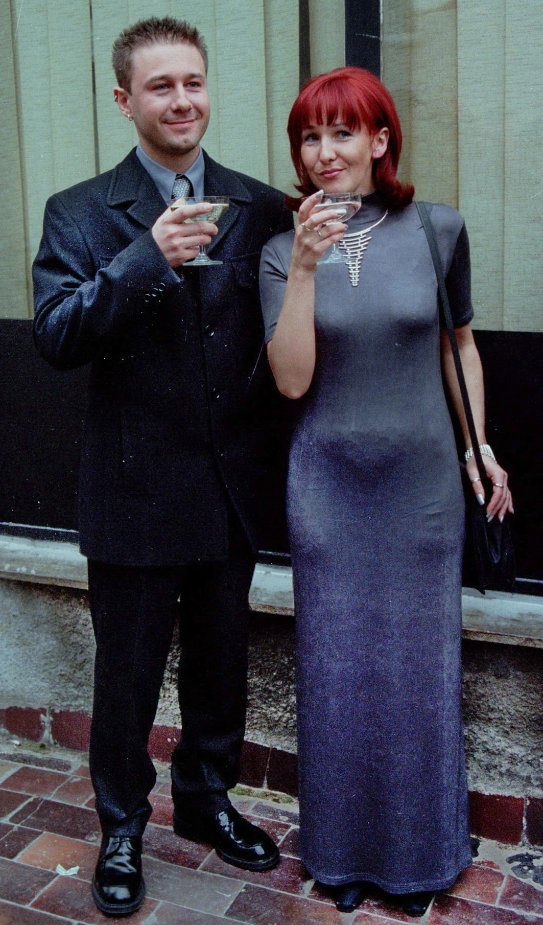 Andrzej "Piasek" Piaseczny ze swoją "partnerką" na gali Fryderyków, 1999 r. Andrzej "Piasek" Piaseczny ze swoją "partnerką" na gali Fryderyków, 1999 r.