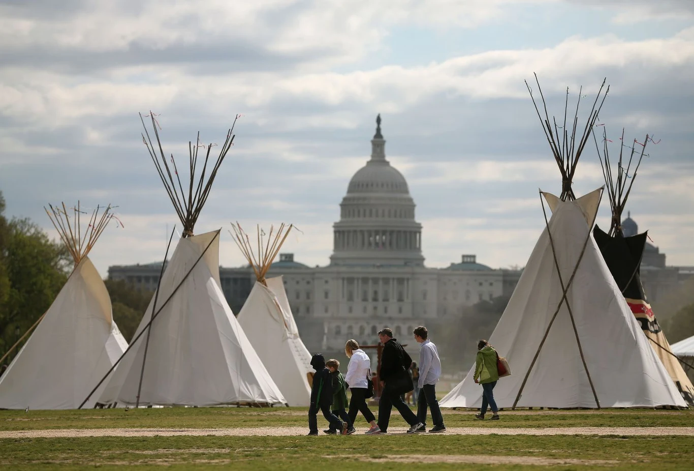 Podejmowanie decyzji w sprawach dotyczących rdzennych mieszkańcy Kanady, bez ich zgody nie będzie możliwe Podejmowanie decyzji w sprawach dotyczących rdzennych mieszkańcy Kanady, bez ich zgody nie będzie możliwe