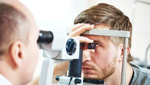 Praca przy komputerze nadwyręża i podrażnia nasze oczy. By im pomóc, powinniśmy często mrugać i regularnie badać wzrok