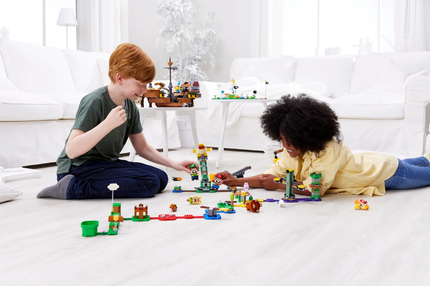 LEGO Luigi i LEGO Mario to bracia bliźniacy, którzy są dostępni w oddzielnych zestawach startowych – oba funkcjonują jako punkty wejścia do świata LEGO Super Mario, a interaktywna zabawa będzie możliwa przy użyciu dowolnej kombinacji tych dwóch figurek. 