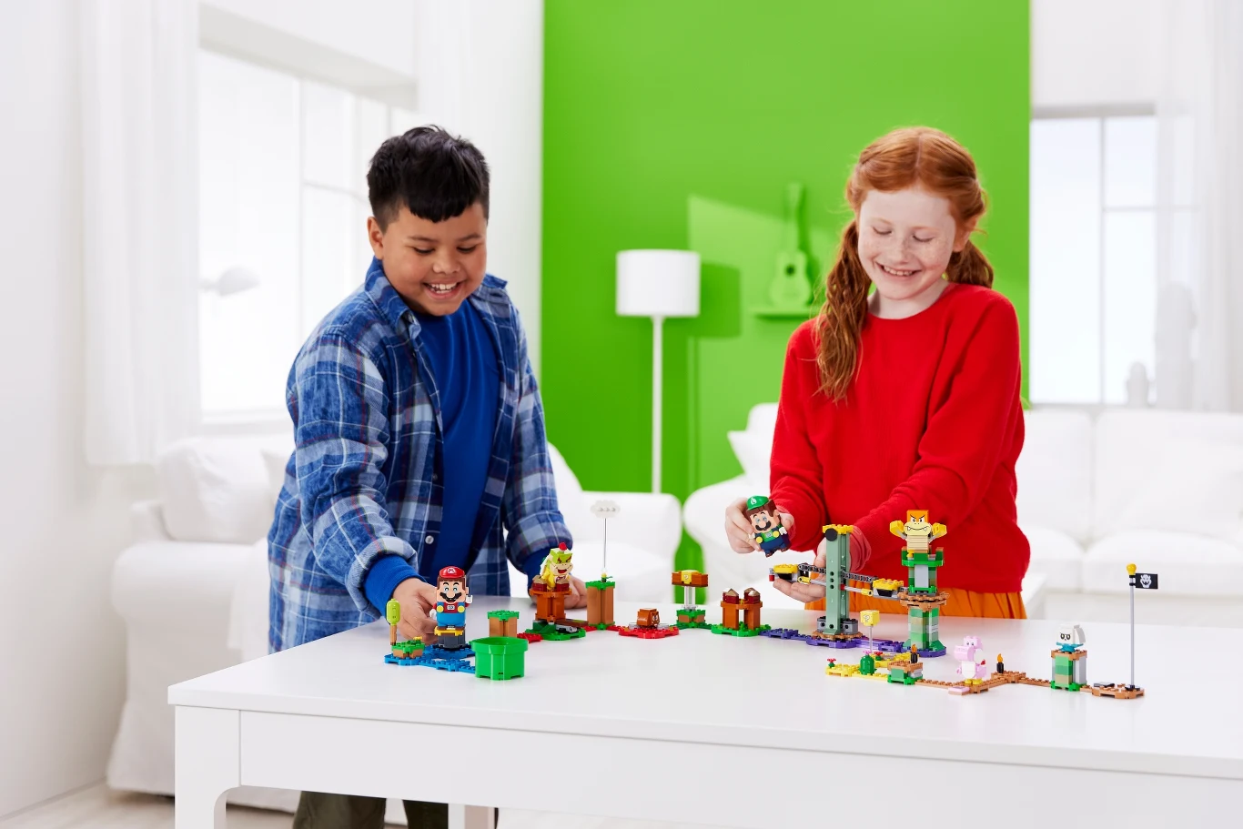 Pozostałe nowości to zestaw rozszerzający Boss Sumo Bro Topple Tower oraz pakiety Power-Up Frog Mario oraz Bee Mario, które pozwalają graczom wzbogacić zabawę i ubrać LEGO Mario w kombinezony żaby lub pszczoły.