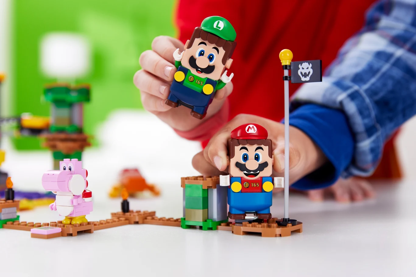 Już od 1 sierpnia nową postać, LEGO Luigi, gracze znajdą w zestawie startowym LEGO Super Mario Przygody z Luigim, który pozwoli zarówno na zabawę dla jednej, jak i dwóch osób. 